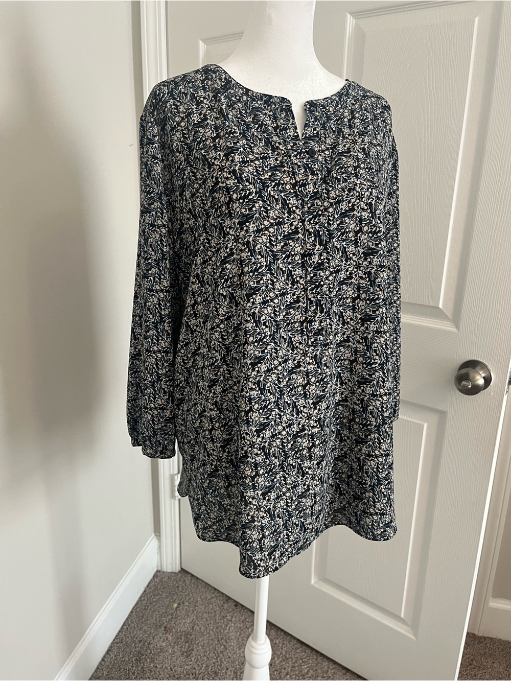 NYDJ Black Pintuck Floral Blouse Size XL - Picture 2 of 6